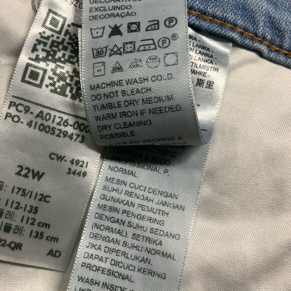 NWT Levi's 311 Shaping Skinny Mid Rise Capris Crop Stretch Light Wash Size 22 W - Picture 11 of 16